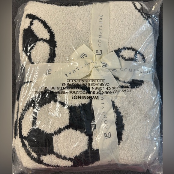 BNWT comfy Luxe soccer blanket  reversible - Picture 2 of 5